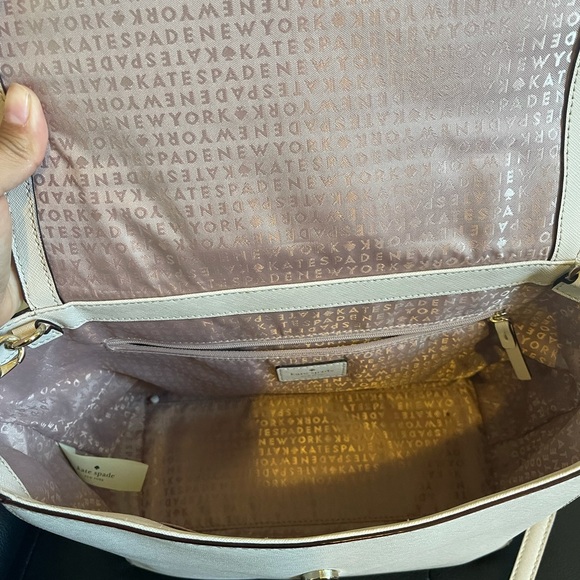Kate Spade Wallet & Shoulder Bag
Perfect size for all the things 😁 - Picture 5 of 8